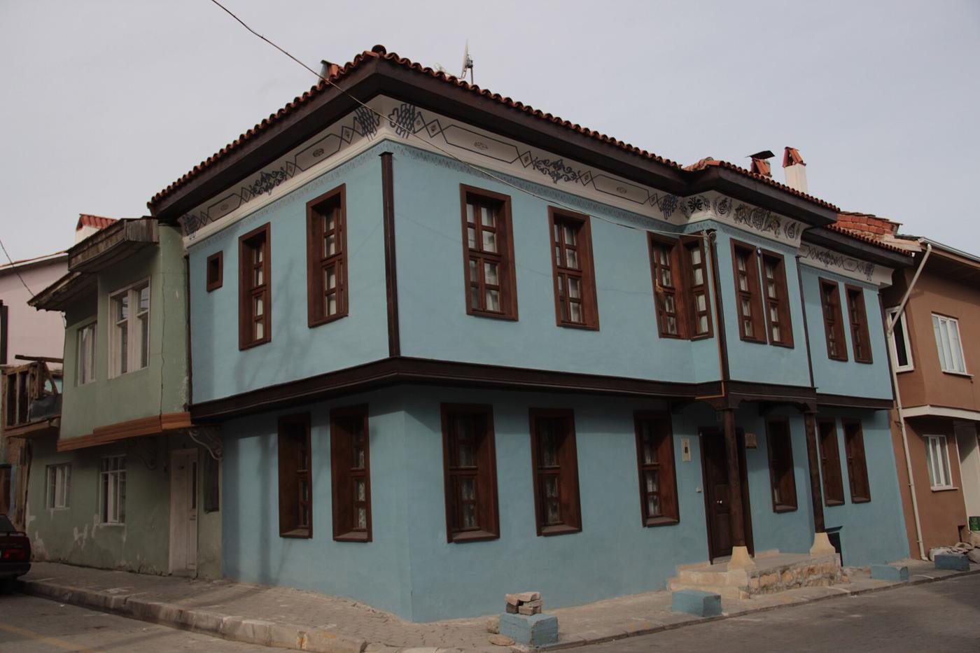 Uşak'ta cumbalı, mavi boyalı tarihî ev